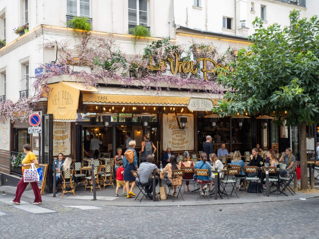 terrasse de café Le plaisir de prendre le temps en terrasse d'un café pour partager un moment de convivialité et de gastronomie